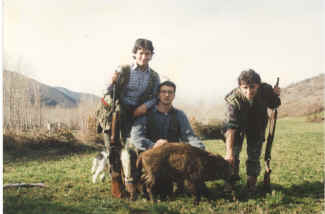 TRES CAZADORES Y UN JABALI.jpg (107600 bytes)