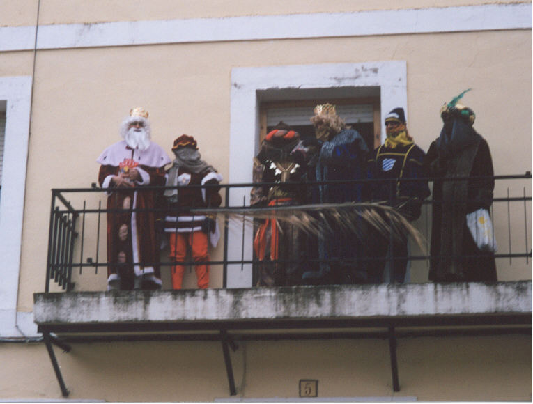 reyes magos en el balcon ayuntamiento.jpg (64508 bytes)